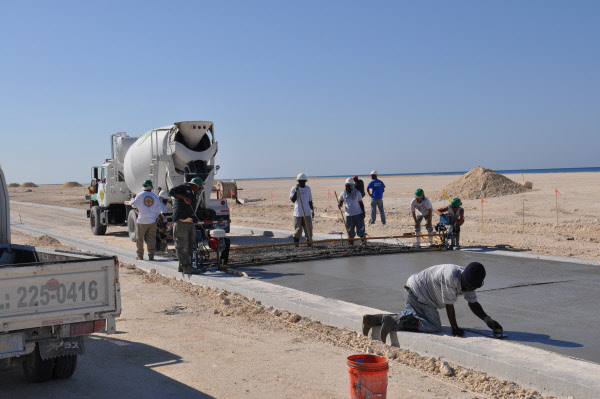 Cruiser Truss Screed leveling concrete for a road in Bahamas